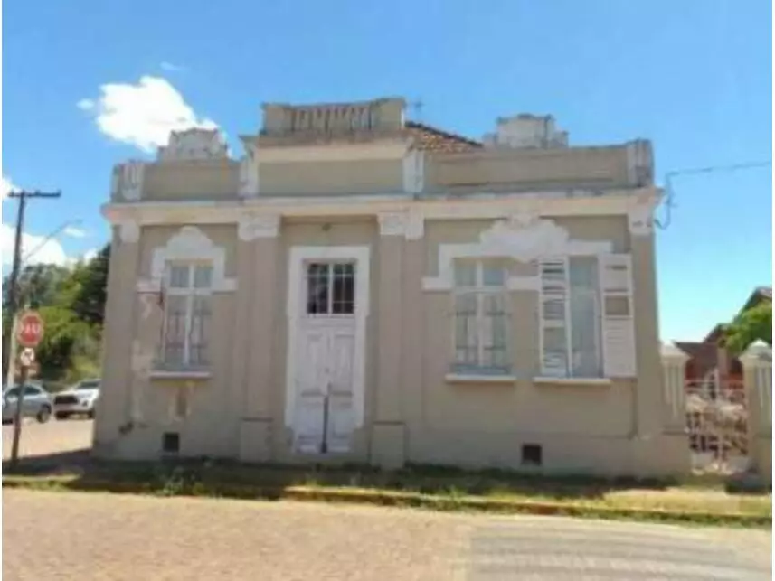 Casa em leilão com 4 quartos e 2 banheiros