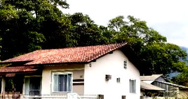 Espaçosa Casa com Terreno de 6468m² e 79m² Construídos