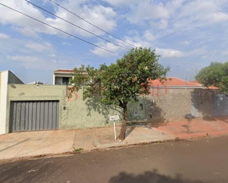 Casa com 3 quartos, 2 suítes, piscina e garagem para 2 carros
