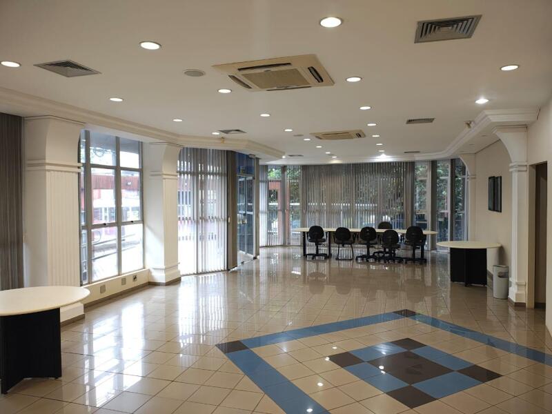 Edifício Comercial com 4 pavimentos e subsolo, 1.436,54 m² construídos