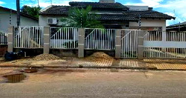 Casa com 2 quartos, varanda, área construída 74,53m², terreno 360m²