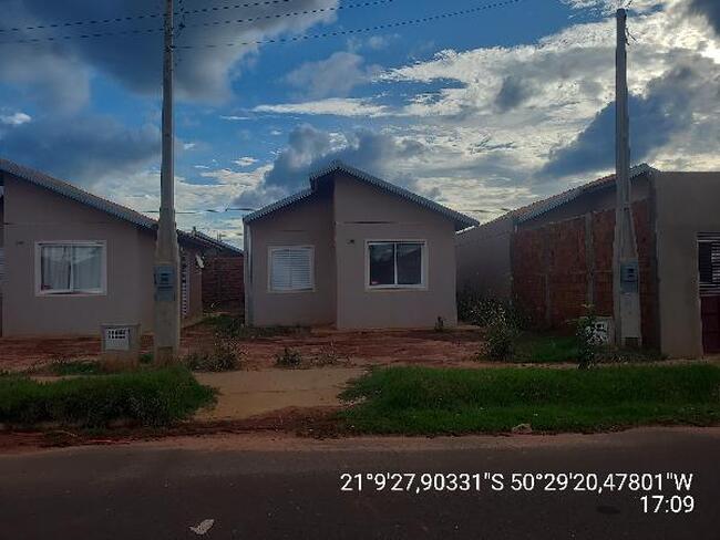 Casa de 2 quartos com vaga, sala, cozinha e banheiro em Aracatuba