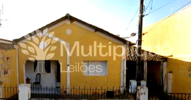 Casa com 4 cômodos, 2 anexos e banheiro, terreno 200m²
