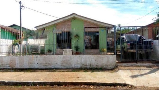 Casa aconchegante com 3 quartos, 2 banheiros e 188 m² construída, perfeita para moradia familiar.