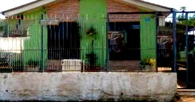 Casa aconchegante com 3 quartos, 2 banheiros e 188 m² construída, perfeita para moradia familiar.