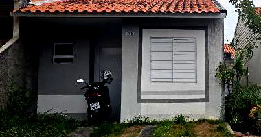 Casa com 2 quartos, 1 banheiro, sala, cozinha e 1 vaga