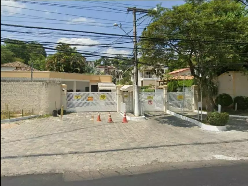 Casa Ocupada em Condomínio com 296m² de Área Construída