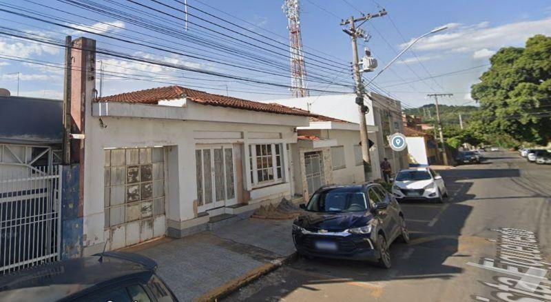 Casa residencial com 7 cômodos e 323,46 m² construída, desocupada