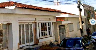 Casa residencial com 7 cômodos e 323,46 m² construída, desocupada