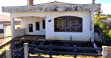 Casa com 3 quartos, 3 banheiros, área construída em 2 andares