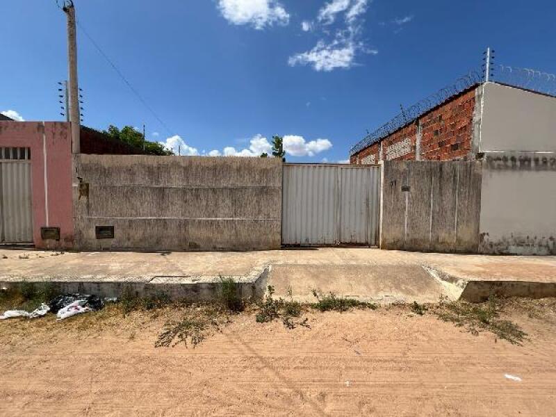 Casa com 2 quartos, 1 banheiro e 1 vaga de garagem