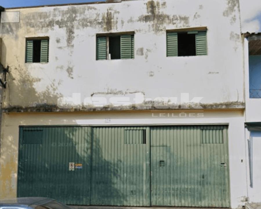 Prédio comercial com 340m², 5 salas, 3 banheiros e garagem