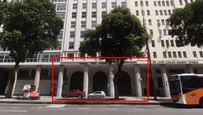 Espaçosa Loja Comercial de 1361 m² Desocupada