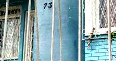 Casa padrão com 3 quartos, 2 banheiros e 2 vagas de garagem, ocupada