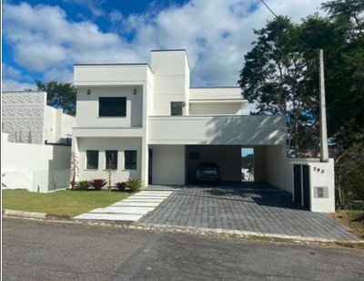 Casa em condomínio com 6 vagas, 298m², desocupada