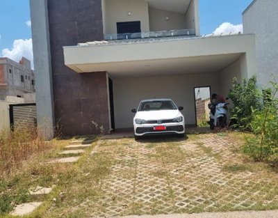 Casa desocupada com 4 quartos, 5 banheiros e 269 m²
