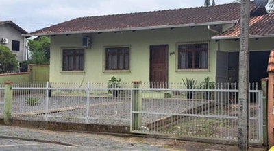 Casa com 3 quartos em loteamento com área de 388m²