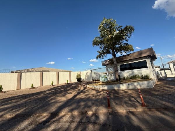 Apartamento com 2 quartos, varanda e 1 vaga de garagem