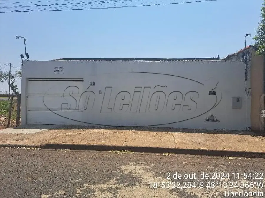 Casa em Uberlândia com 2 Quartos e 250m² de Terreno