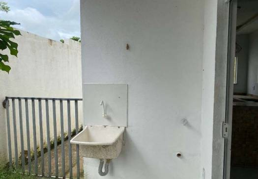 Casa desocupada com 3 quartos, 2 banheiros e 98m² construída