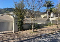Casa c/ 6 suítes, 960m² const., piscina, quadra e campo