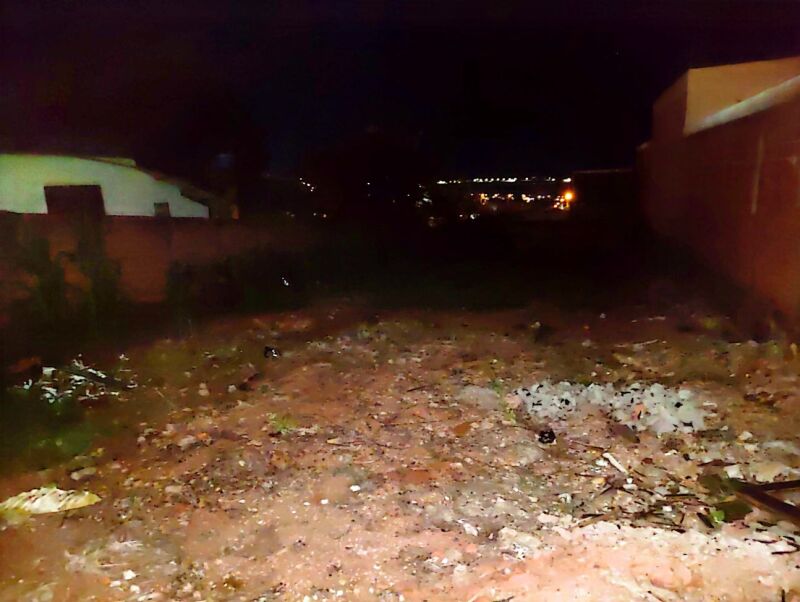 Terreno urbano com 360m², declive, muros laterais, residencial