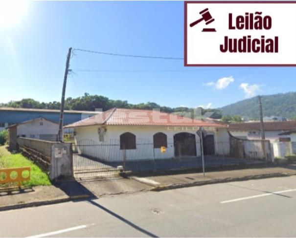 Casa térrea com galpão, 176 m² e terreno amplo