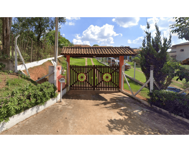Residência com piscina e edícula em Cotia/SP