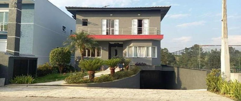 Casa com 427m² de área construída em condomínio