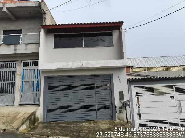 Casa com 2 quartos, 1 banheiro e área de serviço