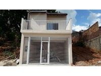 Casa com 2 quartos, 1 banheiro e 1 vaga de garagem, ocupada