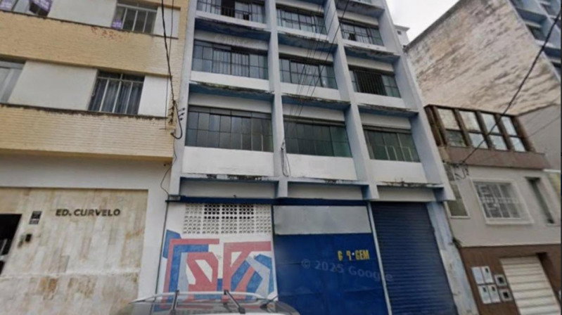 Prédio comercial com 2.500m², 5 pavimentos
