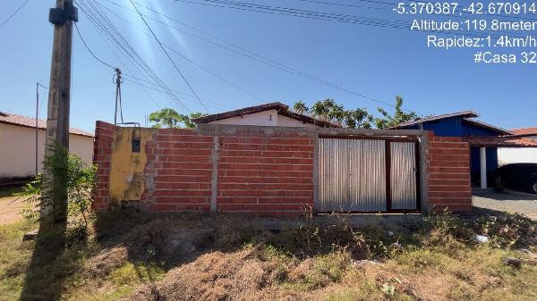 Casa 2 quartos, 1 banheiro, 67.66m² construída, 1 vaga, desocupada