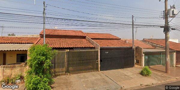 Casa com 3 quartos, sala, cozinha e banheiro em bom estado