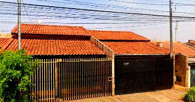 Casa com 3 quartos, sala, cozinha e banheiro em bom estado