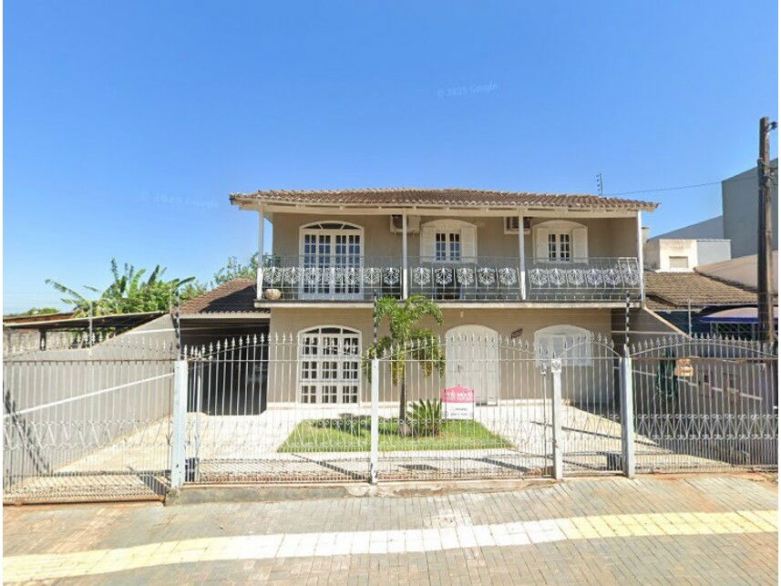 Casa espaçosa com 360m² de terreno e 266m² construída em Foz do Iguaçu