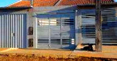 Casa aconchegante com 2 quartos, 1 banheiro e 63 m² construída em condomínio ocupado