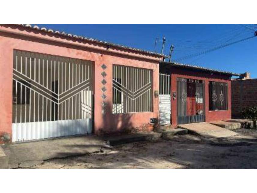 Casa em Leilão com 143m² de Terreno e 69m² Construída