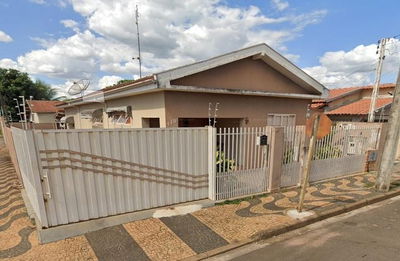 Casa com 3 dormitórios e edícula em Vila Bom Gosto