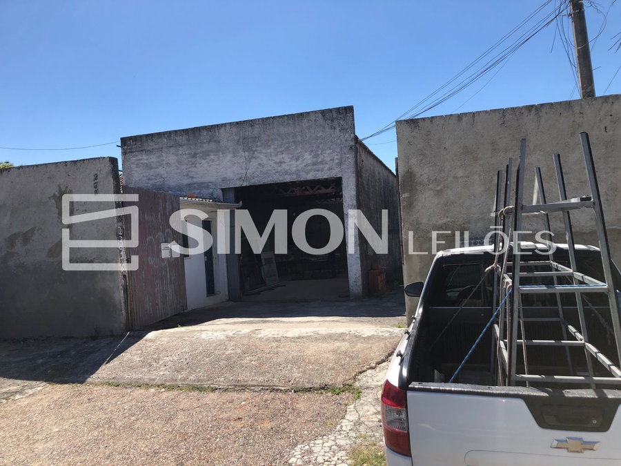 Terreno Urbano com Construção em Curitiba/PR