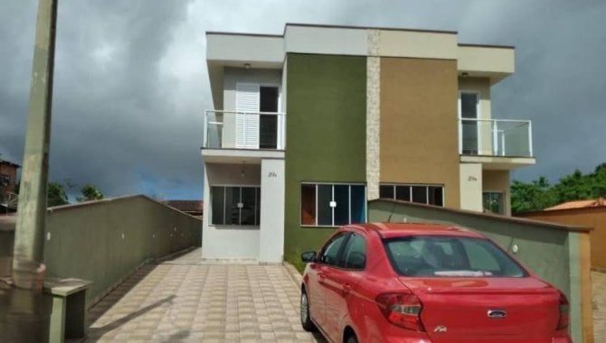 Casa em Condomínio com 3 quartos e 2 vagas de garagem