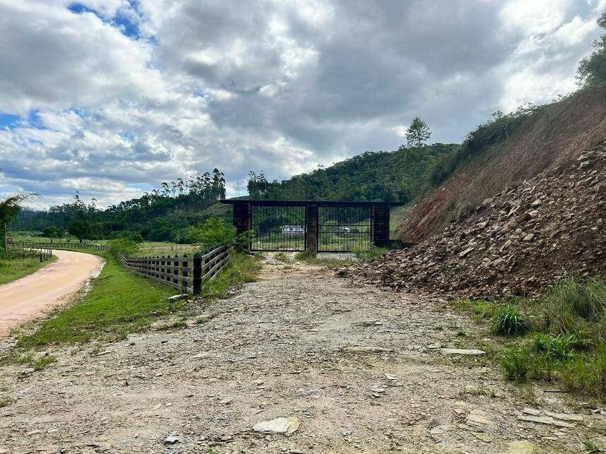 Terreno rural de 57.750m² ocupado, ideal para investimento