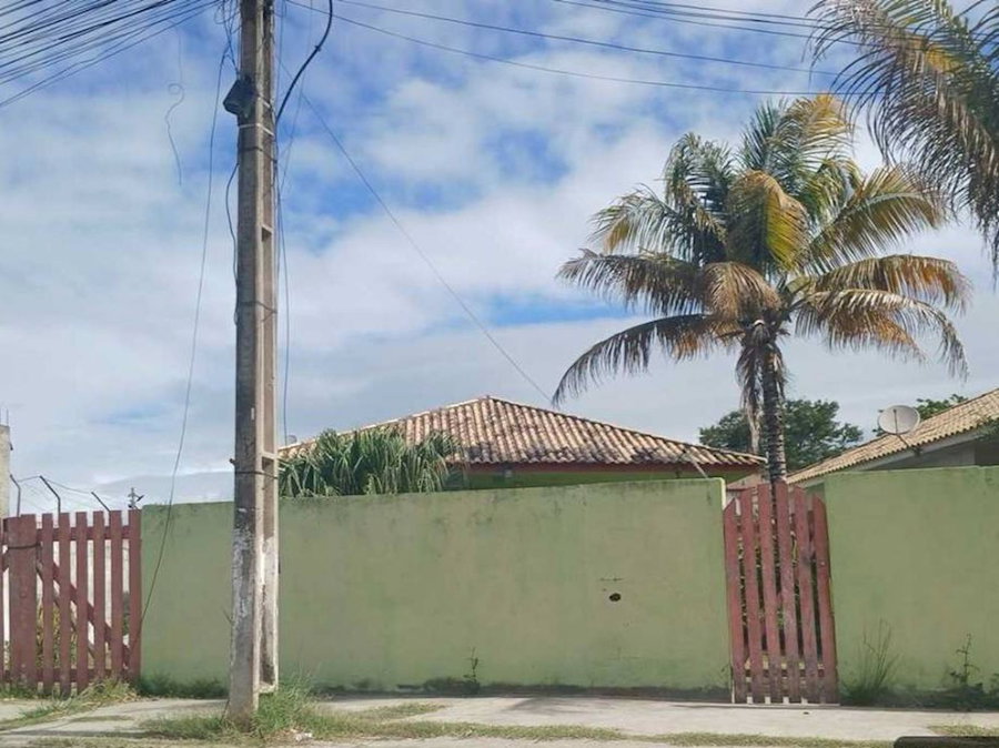 Casa em condomínio com 4 quartos, 2 banheiros e 1 vaga de garagem