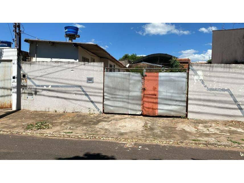 Casa padrão ocupada com 48m² construída e 287m² de terreno