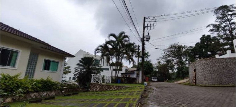 Casa de Alto Padrão com Piscina e Vista para o Mar em Condomínio
