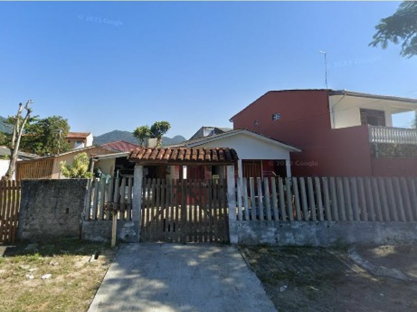 Casa com 114m² construída e terreno de 253m², imóvel ocupado