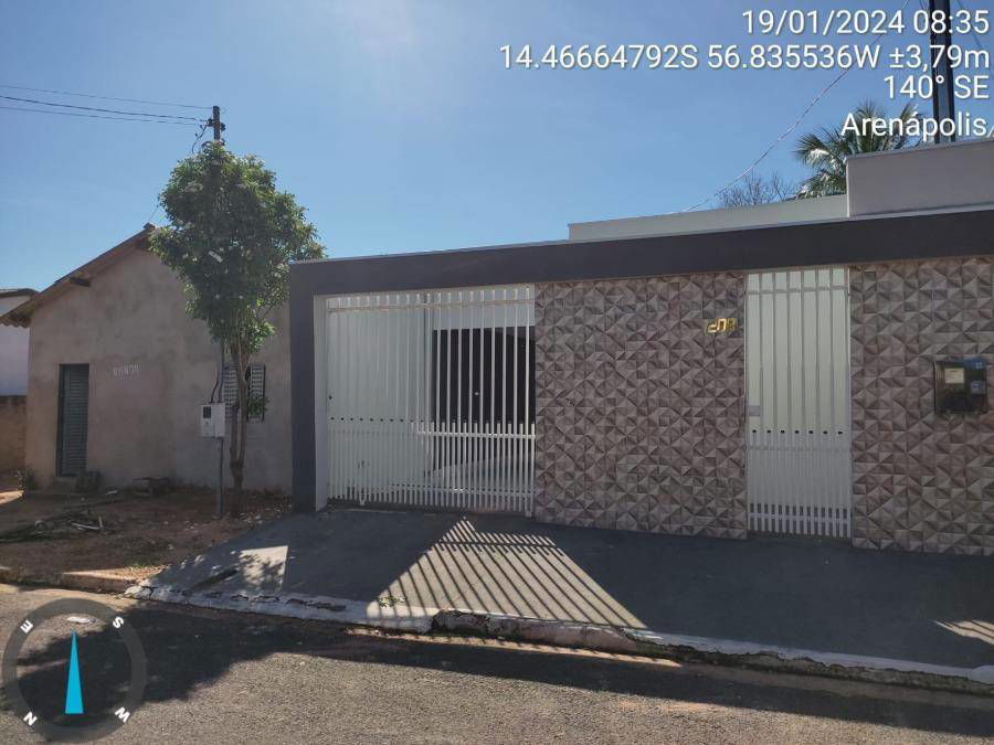 Casa padrão com 3 quartos, 3 banheiros e 1 vaga de garagem, ocupada