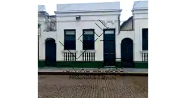 Imóvel Residencial com 3 Aberturas na Rua XV de Novembro