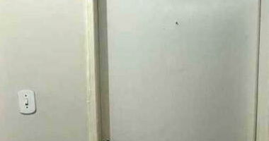 Sala comercial com 39m², banheiro privativo, fechada, em edifício empresarial