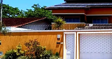 Casa Ocupada na Praia do Pernambuco com Ampla Área Construída